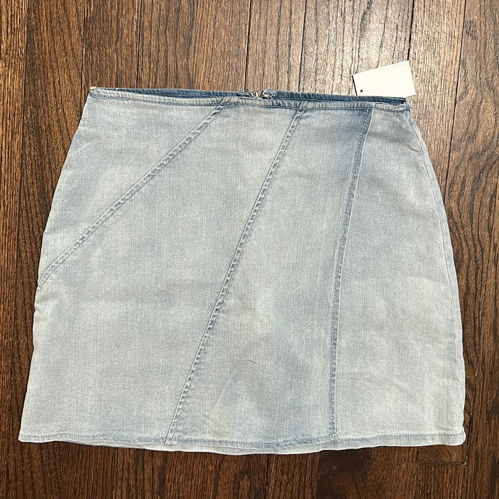 Versona Skirt size 4 NWT